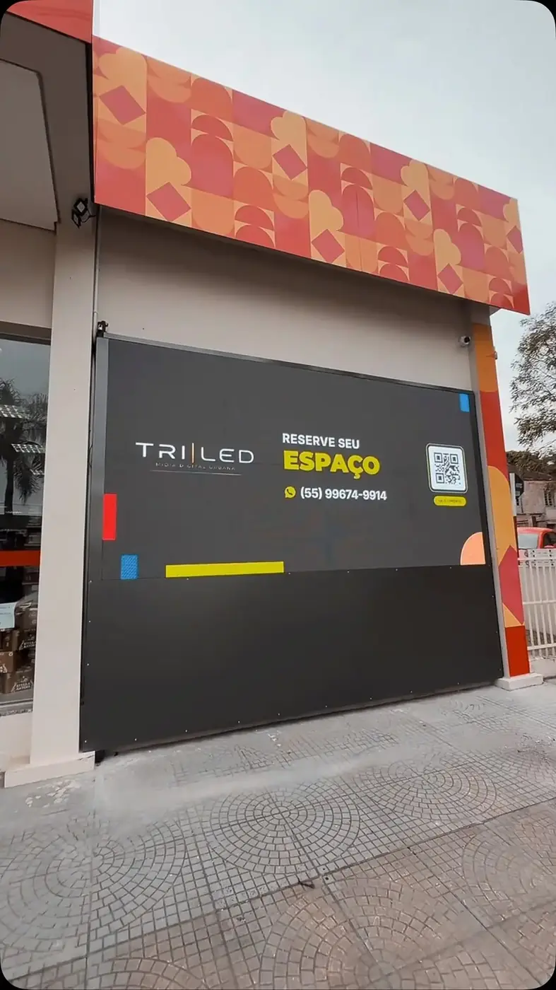 Painel de LED instalado pela LED Outdoor na fachada da Multi10 em Jaguari, no Rio Grande do Sul