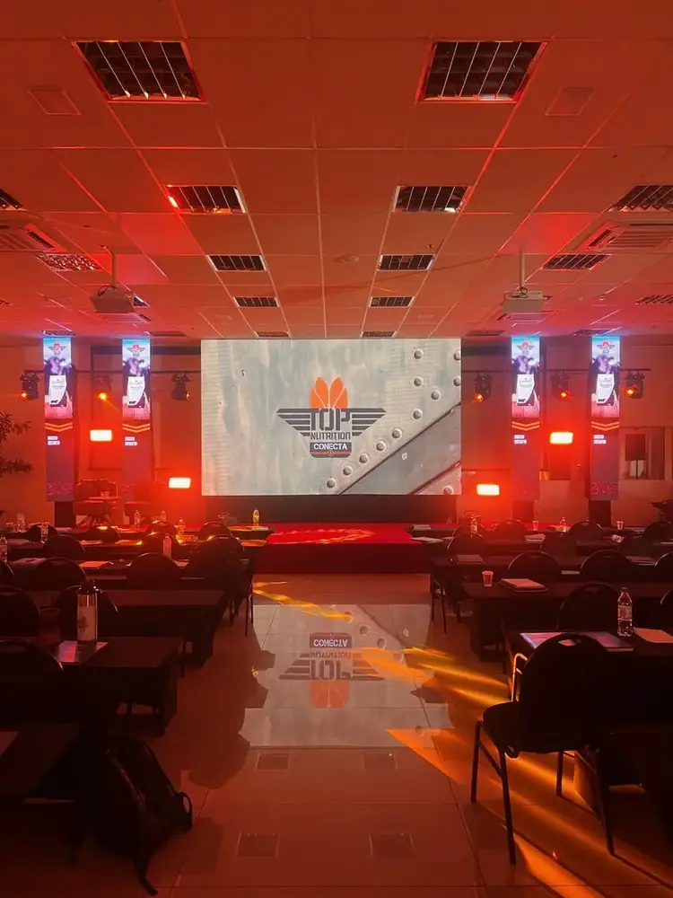 Telão de LED em ambiente interno durante evento
